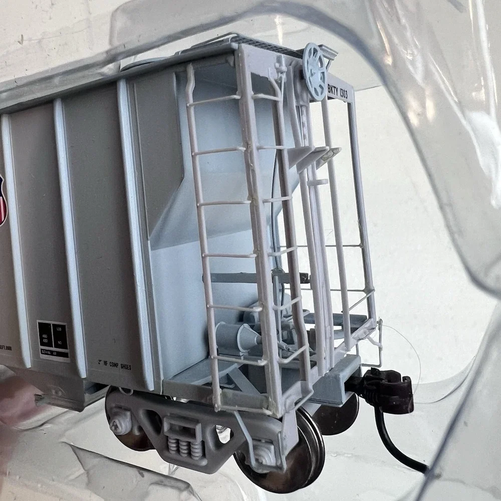 HO Scale Athearn Ready To Roll‎ UP/BKTY PS 2600 Covered Hopper 95552